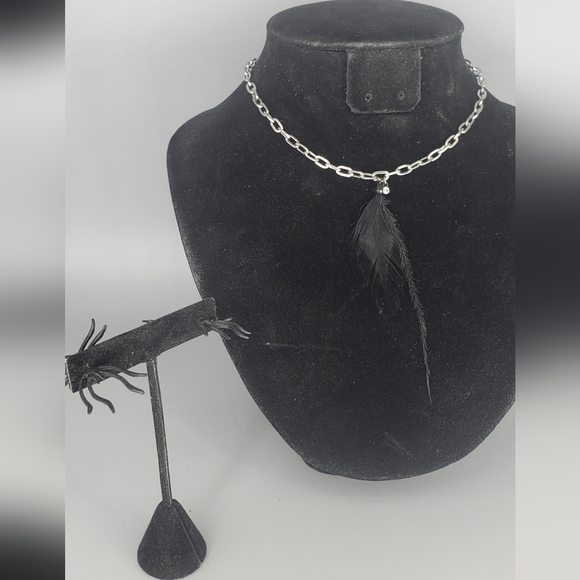 Halloween Goth Black Spider Earrings and Zara Black Feather Necklace - Picture 2 of 9